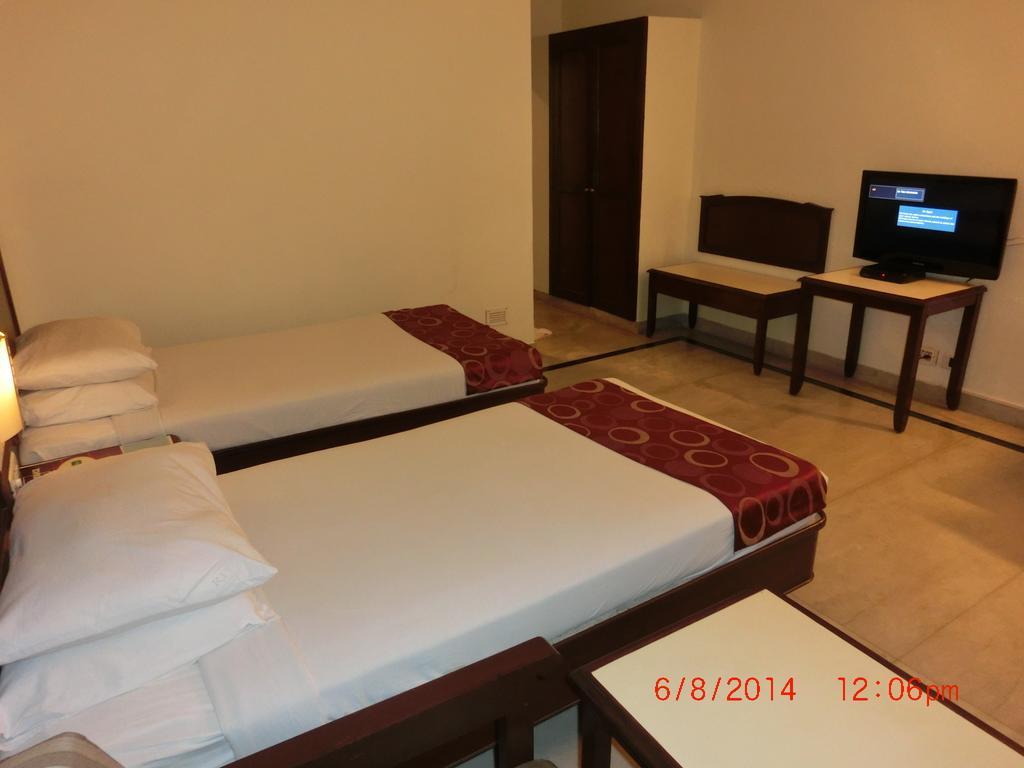 Hotel Thulashi Park Chennai Room photo